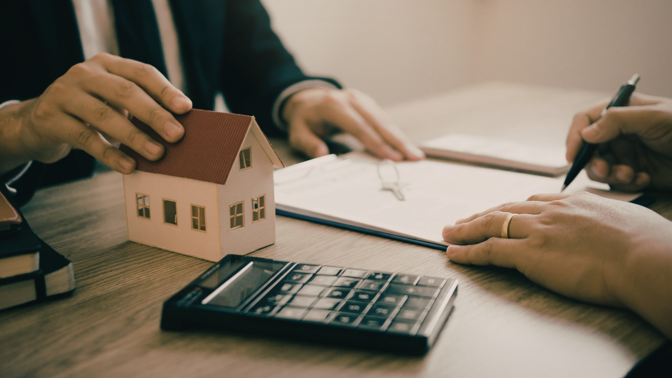 Mortgage Broker vs. Mortgage Banker vs. Retail Bank: What’s the Difference?